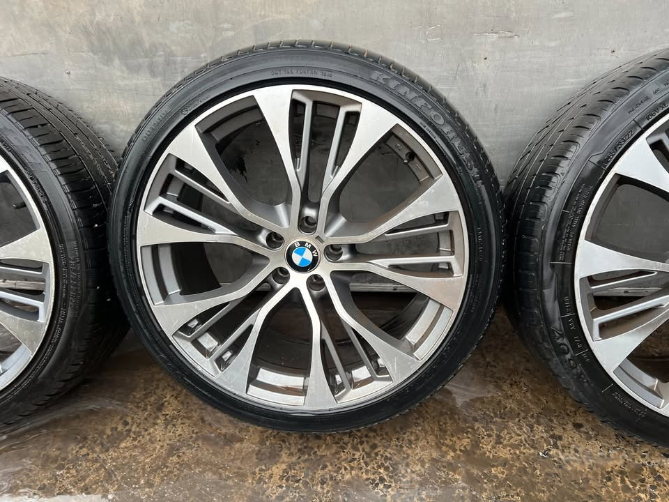 BMW X5 22" Alloy Wheels with Tyres
