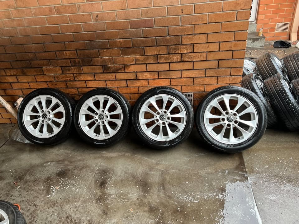 BMW 17 Inch Alloy Wheels with Good Tyres