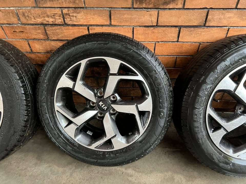 Kia Sorento 17” Alloy Wheels with Excellent Tyres
