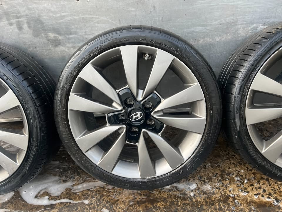 Hyundai 18" Alloy Wheels with Tyres