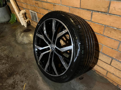 Volkswagen 18" Single Alloy Wheel with Excellent Tyre