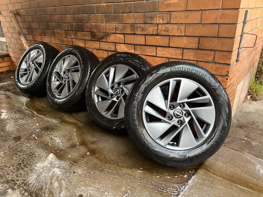 Nissan Qashqai 2023 Model 17” Alloy Wheels with Like New Continentals Tyres