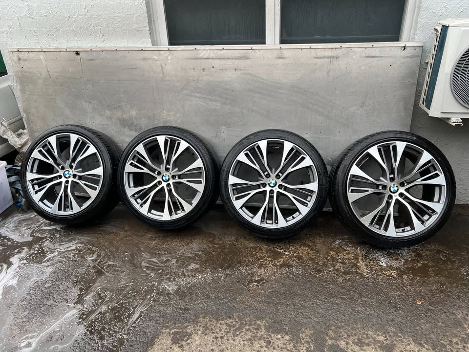 BMW X5 22" Alloy Wheels with Tyres