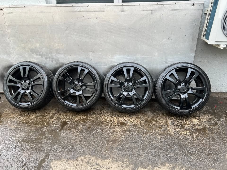 Mercedes Benz 18" Alloy Wheels with Excellent Tyres