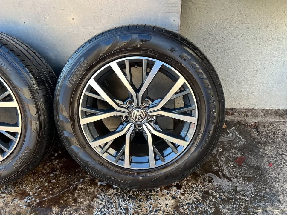 Volkswagen Tiguan 17" Alloy Wheels with Excellent Tyres