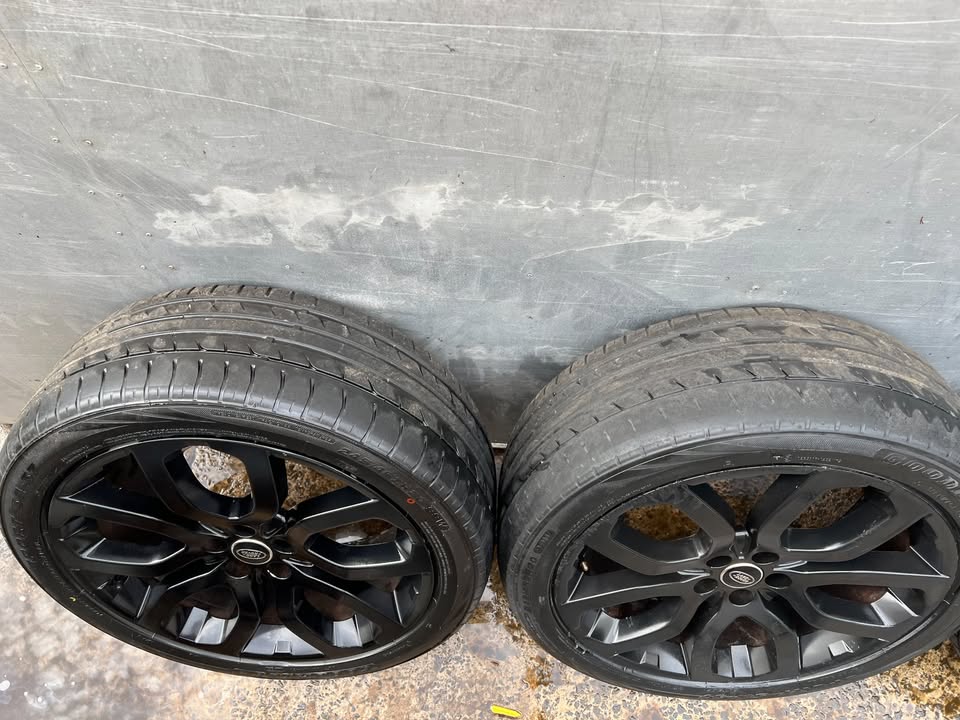 Land Rover Range Rover 20" Alloy Wheels with Good Tyres