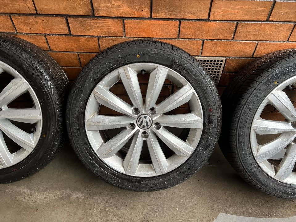 Volkswagen Passat 17" Alloy Wheels with Good Tyres