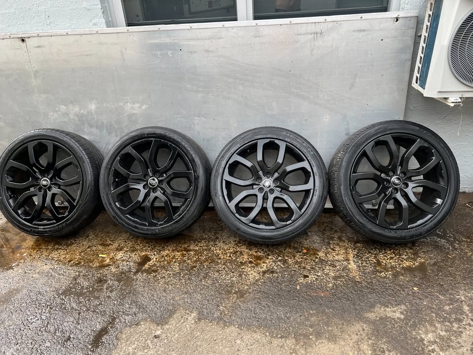 Land Rover Range Rover 20" Alloy Wheels with Good Tyres