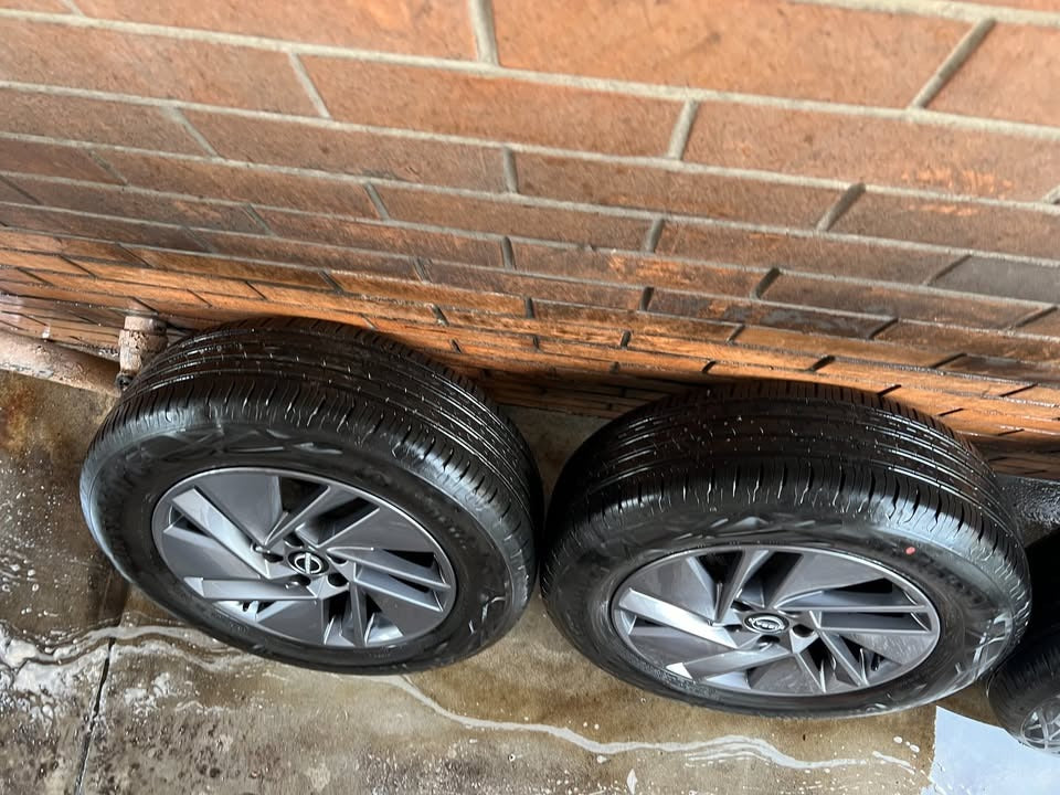 Nissan Qashqai 2023 Model 17” Alloy Wheels with Like New Continentals Tyres