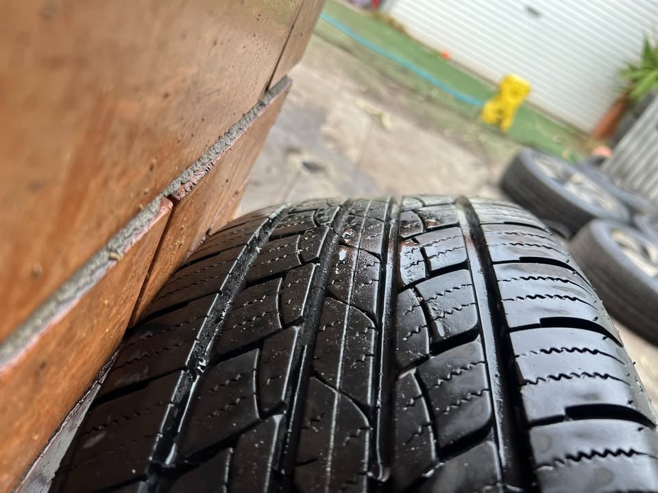 Hyundai 18" Alloy Wheels with Excellent Tyres