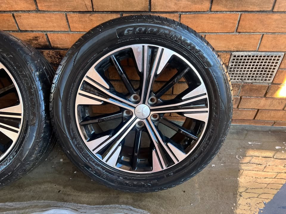 Mitsubishi Outlander 18" Alloy Wheels with Good Tyres