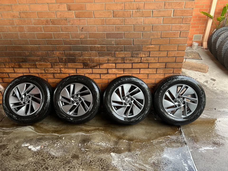 Nissan Qashqai 2023 Model 17” Alloy Wheels with Like New Continentals Tyres