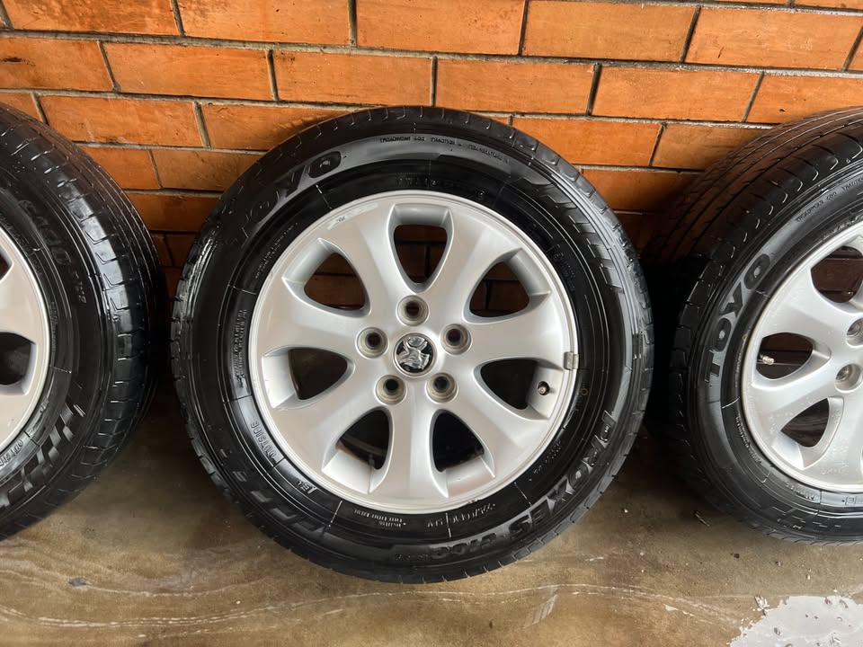 Holden Commodore VE 16" Alloy Wheels with Toyo Tyres