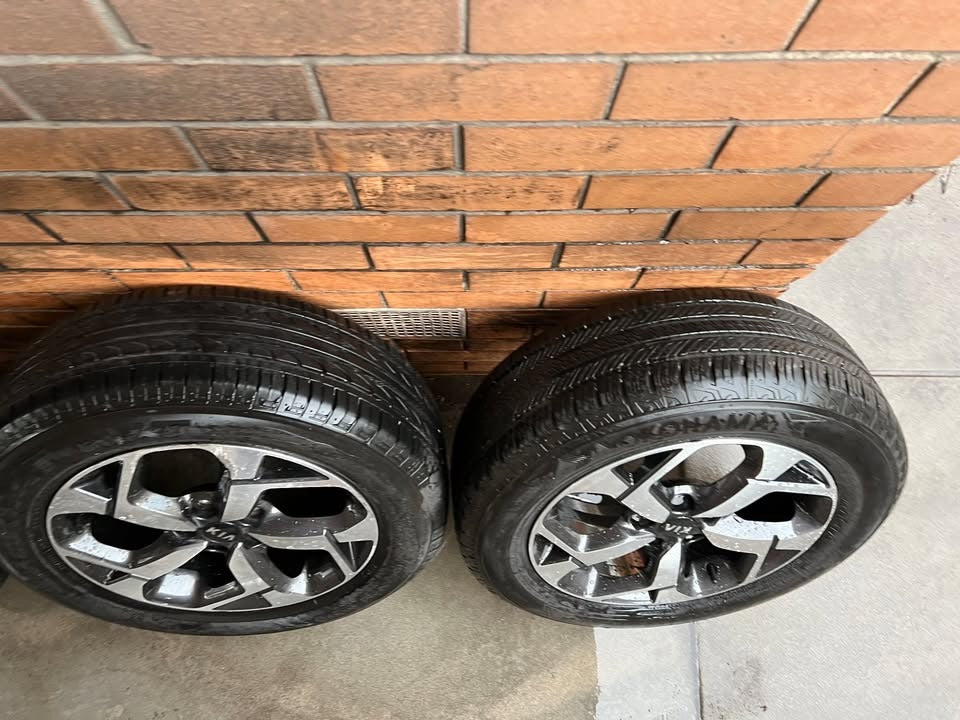 Kia Sorento 17” Alloy Wheels with Excellent Tyres