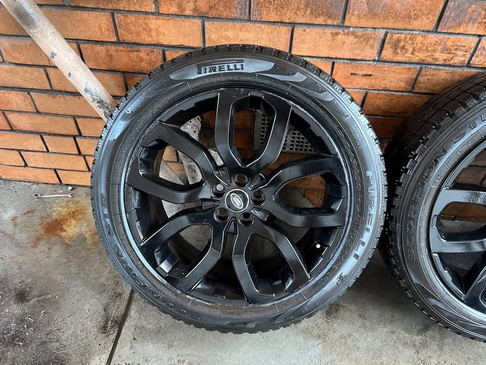 Landrover Range Rover 20” Alloy Wheels with Pirelli Tyres