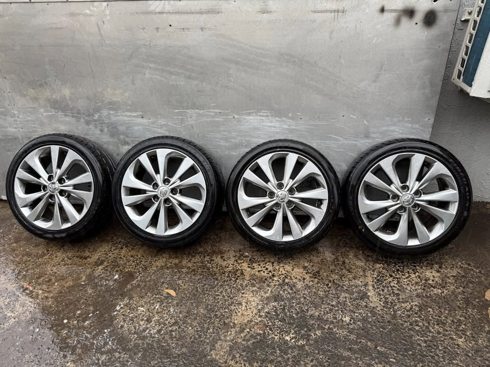 Toyota Corolla 17" Alloy Wheels with Excellent Tyres