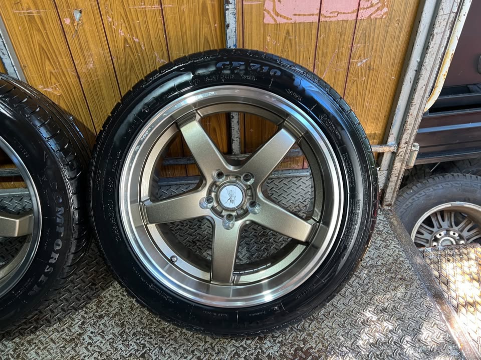 Dished 18" Gold/Chrome Alloy Wheels with Excellent Tyres