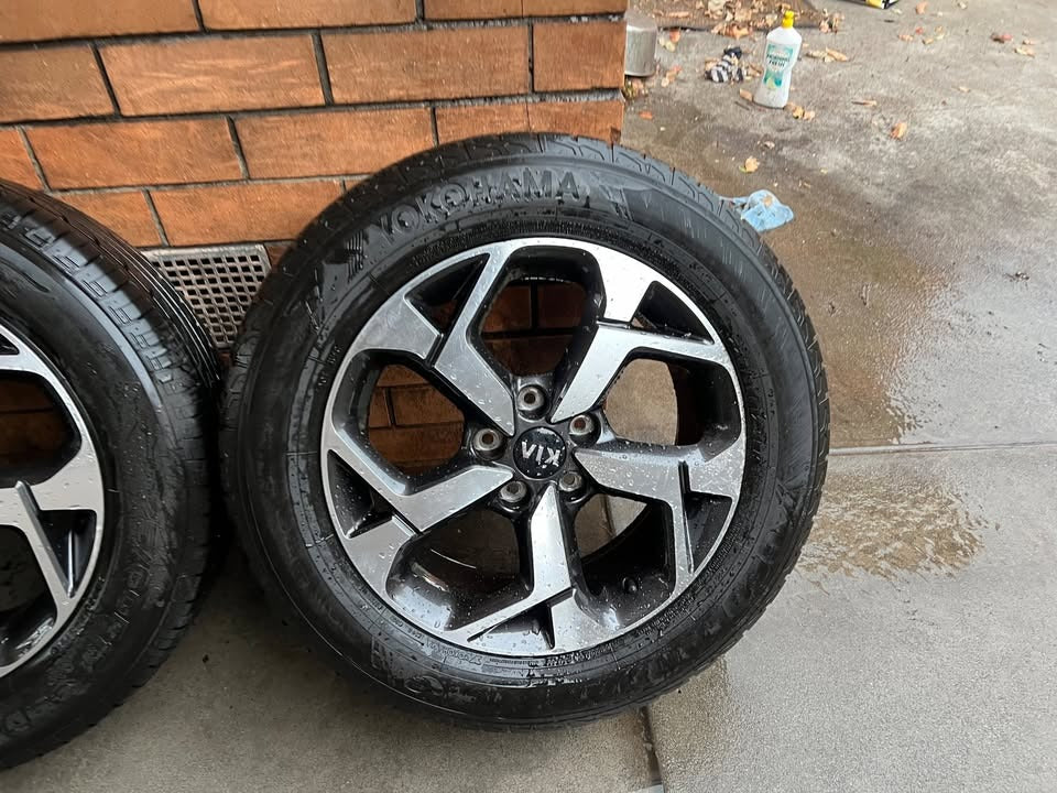 Kia Sorento 17” Alloy Wheels with Excellent Tyres