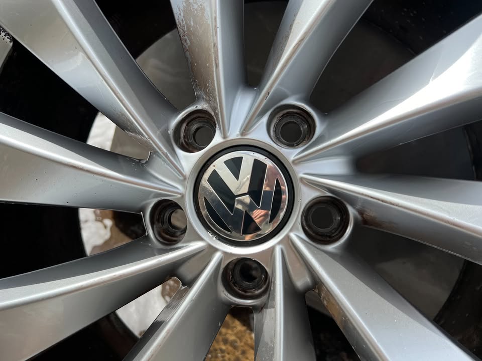 Volkswagen CC Interlagos 18" Alloy Wheels with Good Tyres