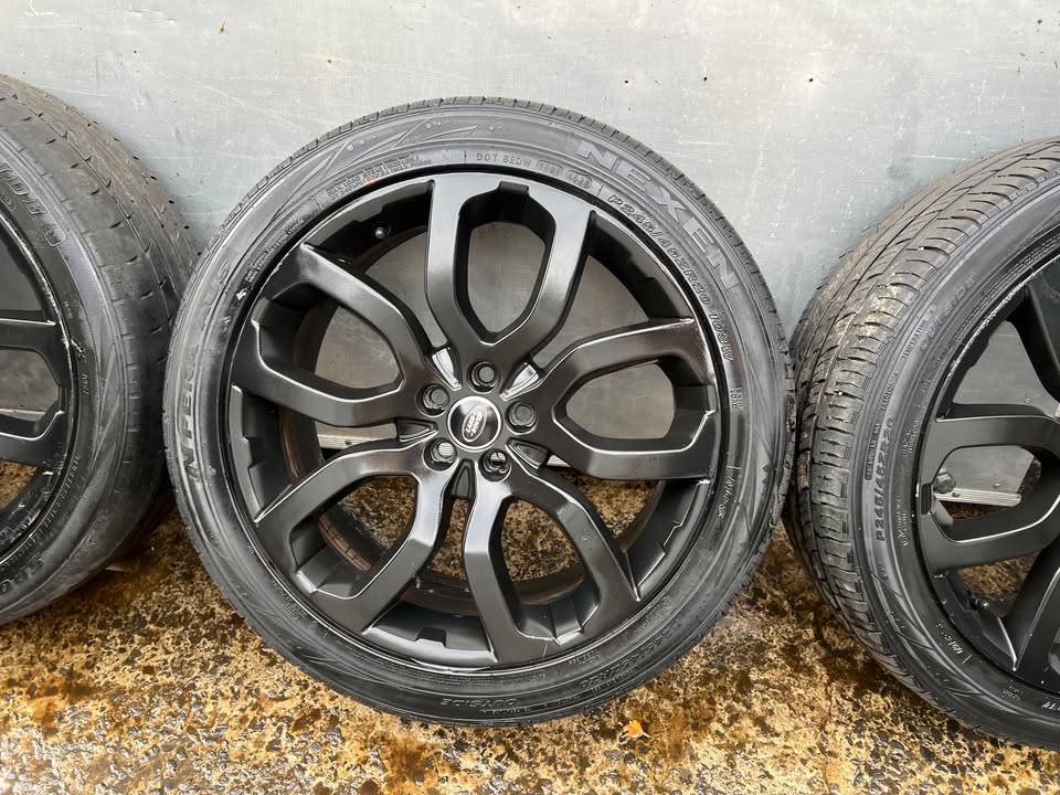 Land Rover Range Rover 20" Alloy Wheels with Good Tyres