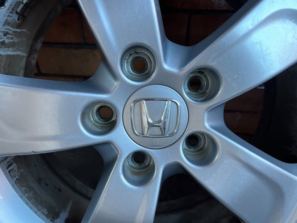 Honda HRV 17" Alloy Wheels with Near New Tyres