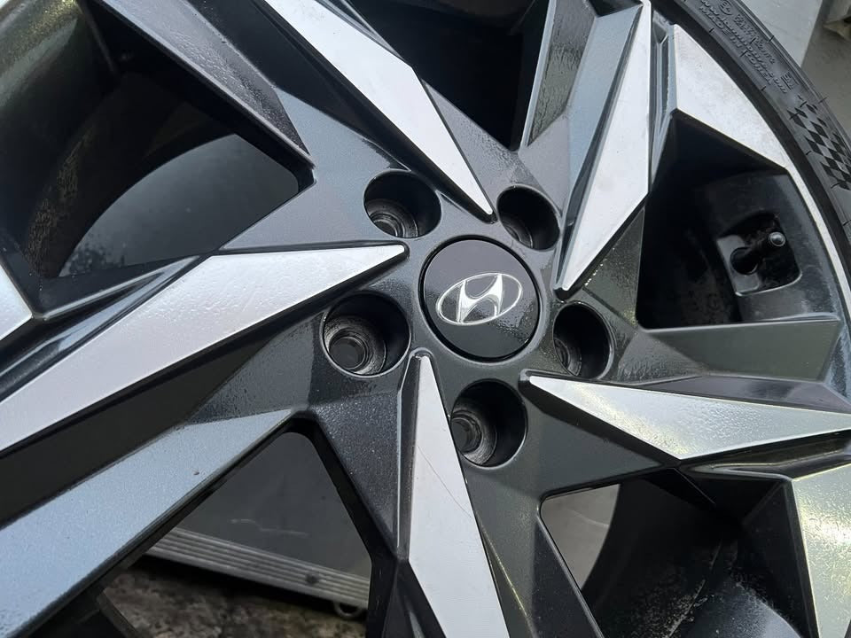 Hyundai Elantra 17” Alloy Wheels with Tyres
