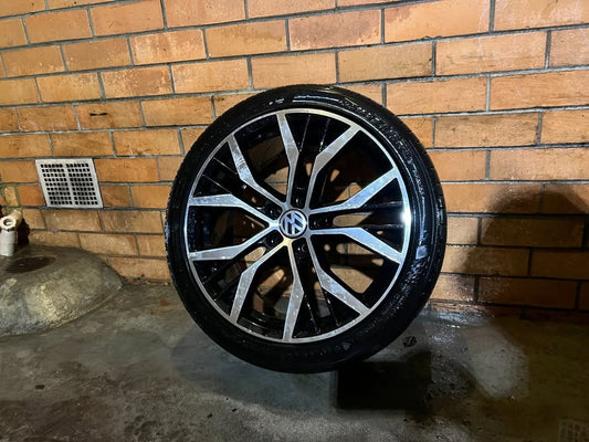 Volkswagen 18" Single Alloy Wheel with Excellent Tyre