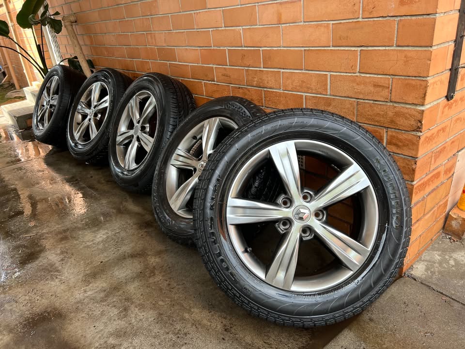 Renault Koleos 17" Alloy Wheels with Excellent Tyres