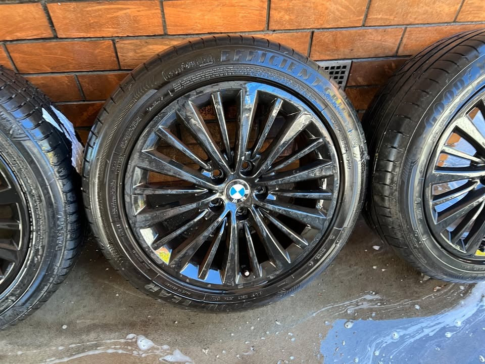 BMW Black 17” Alloy Wheels with Excellent Tyres