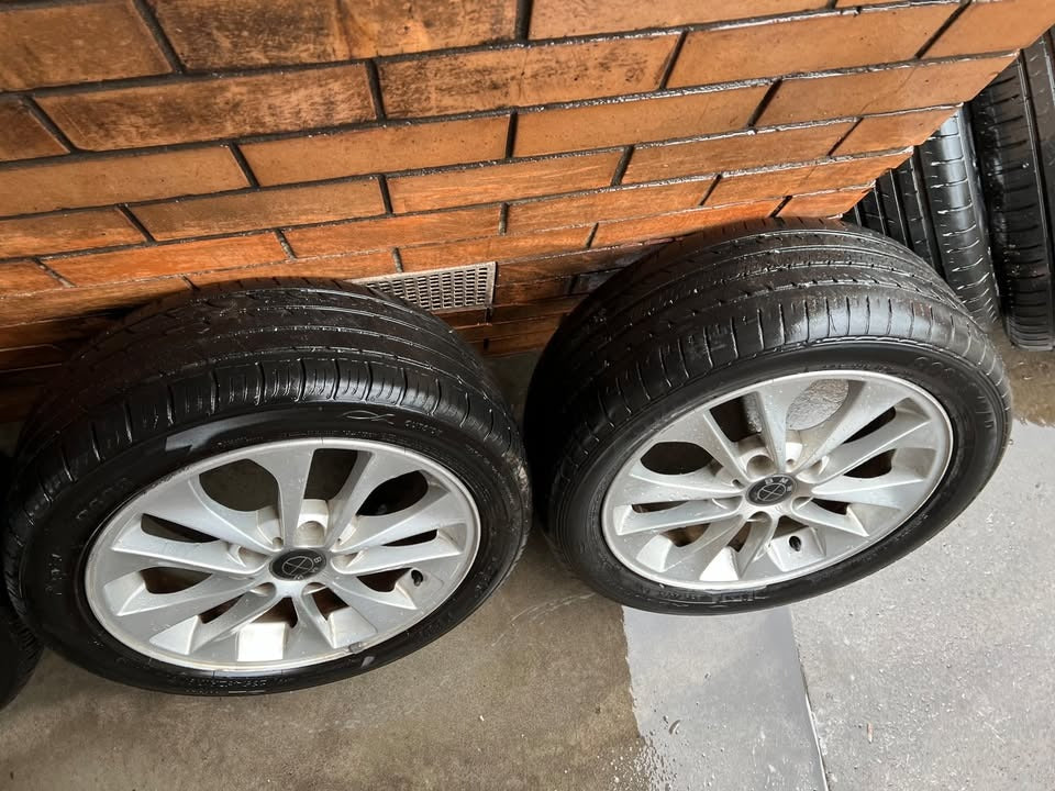 BMW 17 Inch Alloy Wheels with Good Tyres