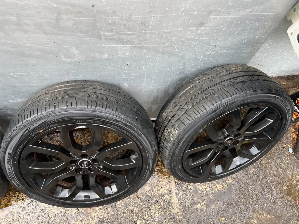 Land Rover Range Rover 20" Alloy Wheels with Good Tyres