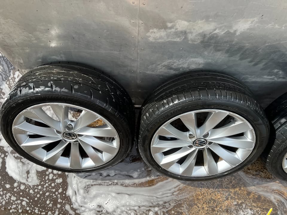 Volkswagen CC Interlagos 18" Alloy Wheels with Good Tyres