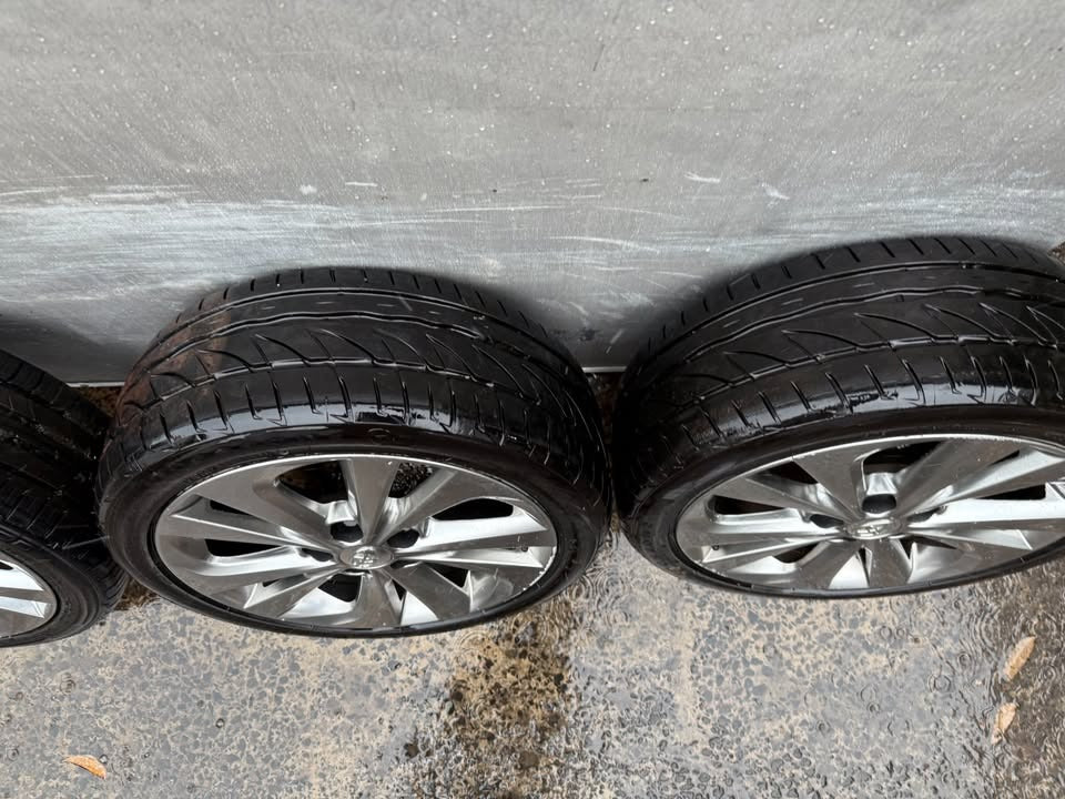 Toyota Corolla 17" Alloy Wheels with Excellent Tyres