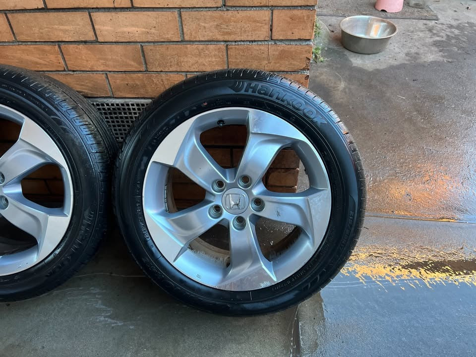 Honda HRV 17" Alloy Wheels with Near New Tyres