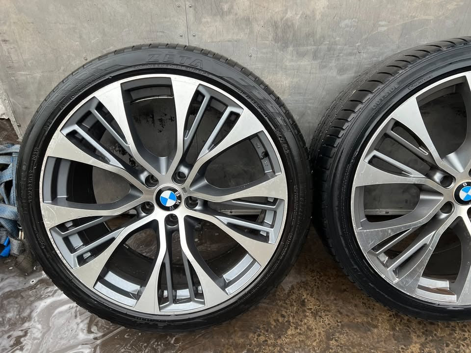 BMW X5 22" Alloy Wheels with Tyres