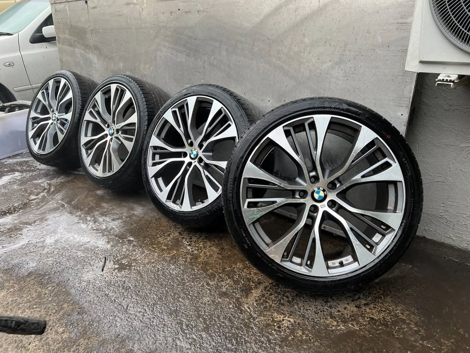 BMW X5 22" Alloy Wheels with Tyres
