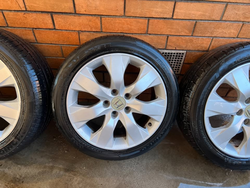 Honda Accord 17" Alloy Wheels with Very Good Tyres