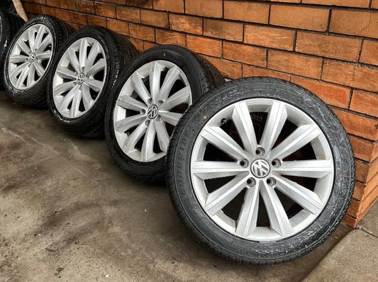 Volkswagen Passat 17" Alloy Wheels with Good Tyres