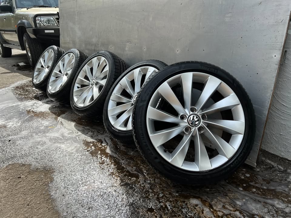 Volkswagen CC Interlagos 18" Alloy Wheels with Good Tyres