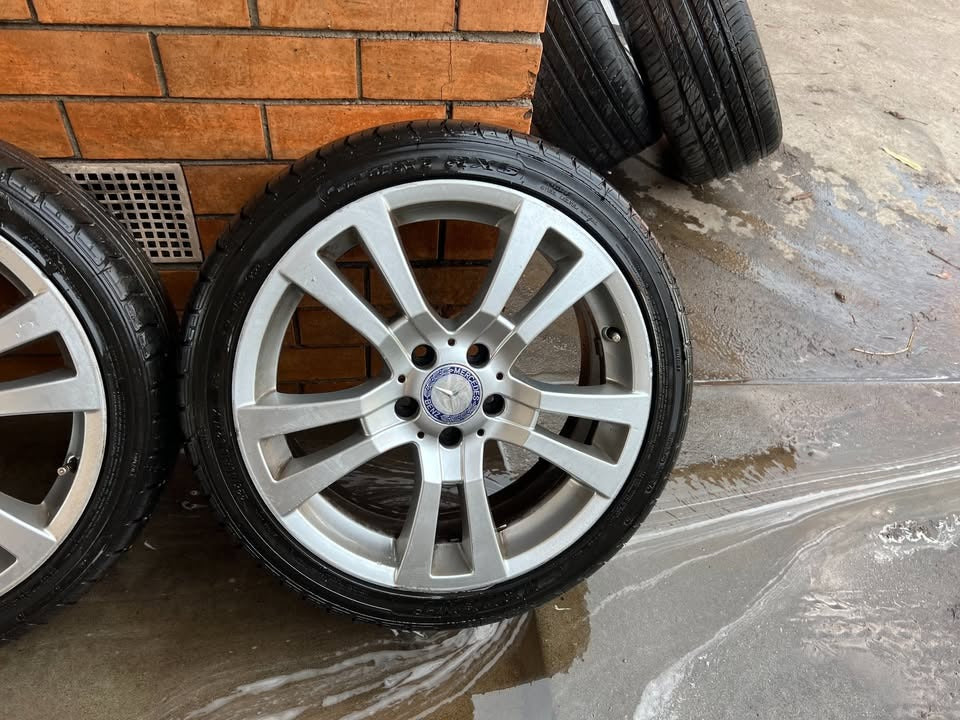 Mercedes Benz 18" Alloy Wheels with Excellent Tyres