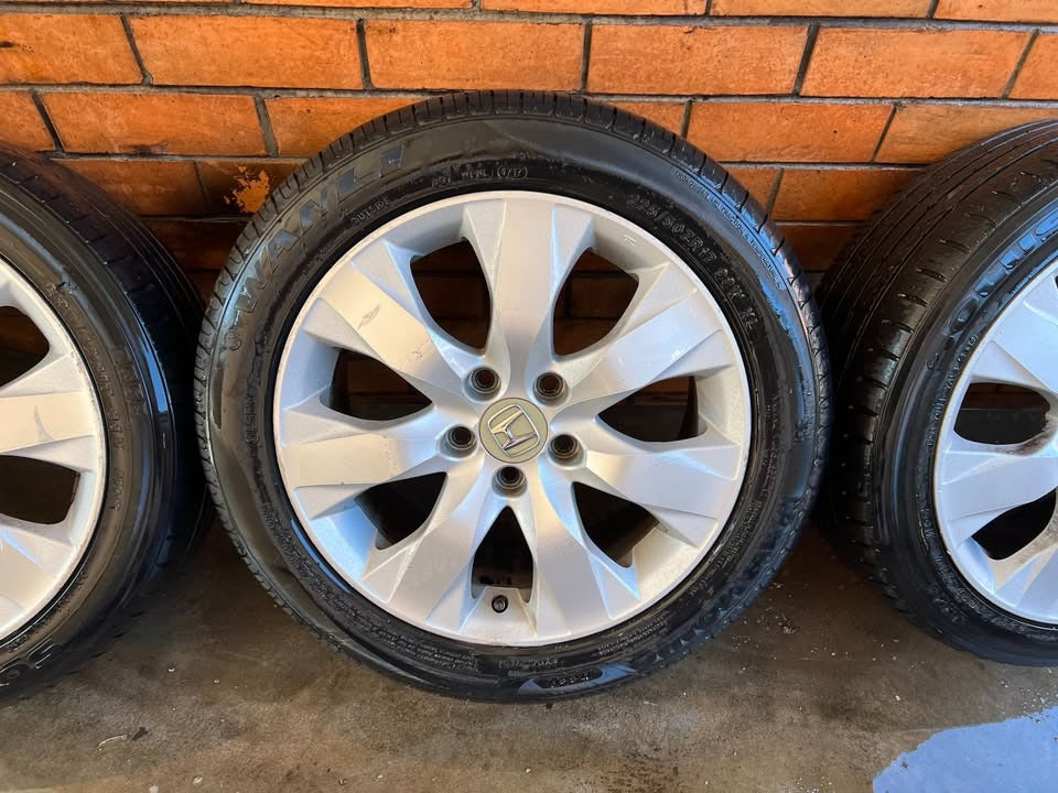 Honda Accord 17" Alloy Wheels with Very Good Tyres