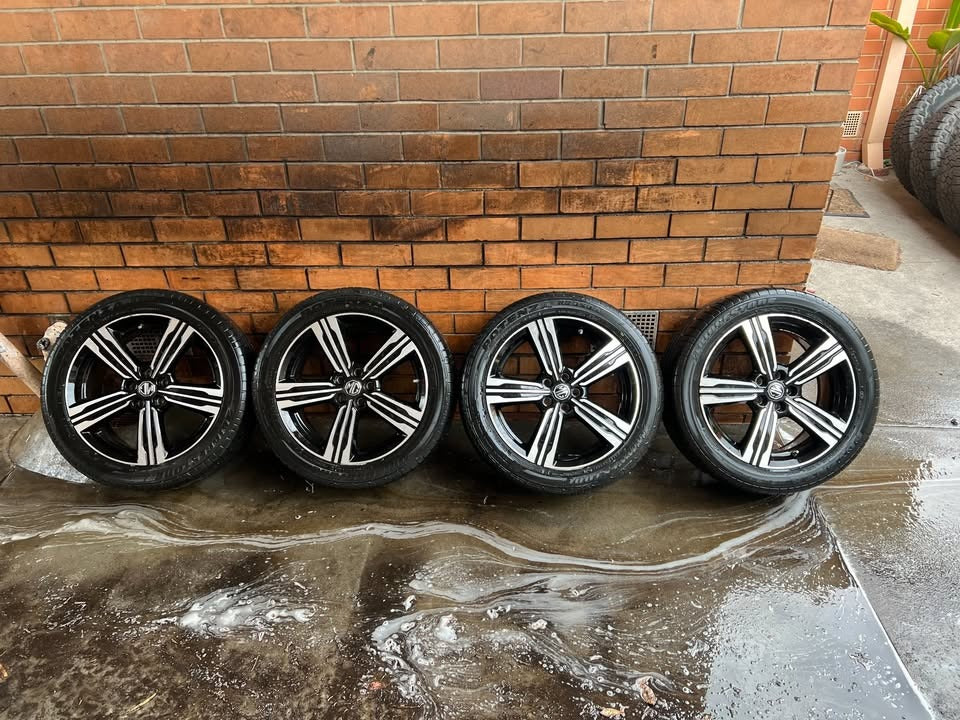MG 17” Alloy Wheels with Good Tyres