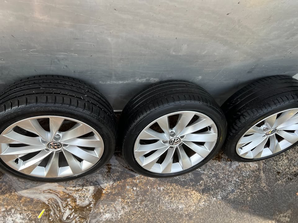 Volkswagen CC Interlagos 18" Alloy Wheels with Good Tyres