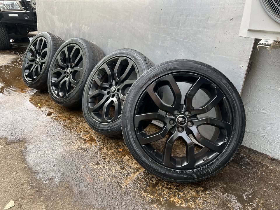 Land Rover Range Rover 20" Alloy Wheels with Good Tyres