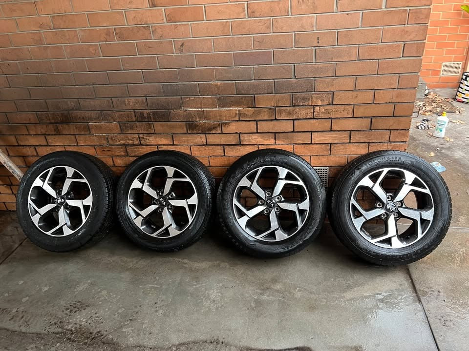 Kia Sorento 17” Alloy Wheels with Excellent Tyres