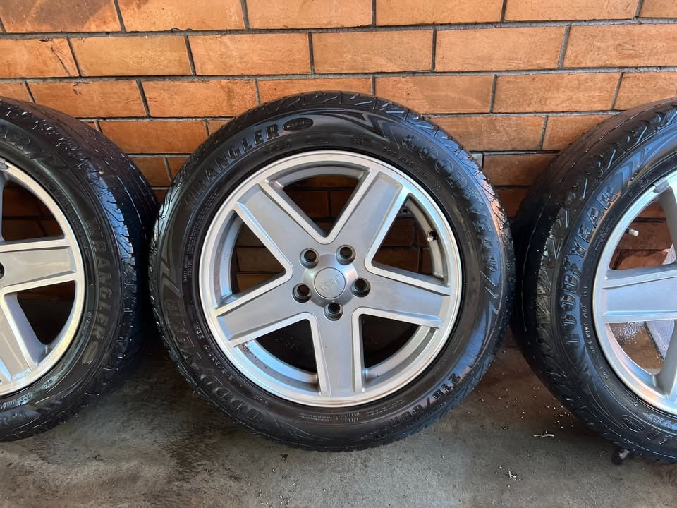 Jeep Patriot 17" Alloy Wheels with Goodyear Tyres