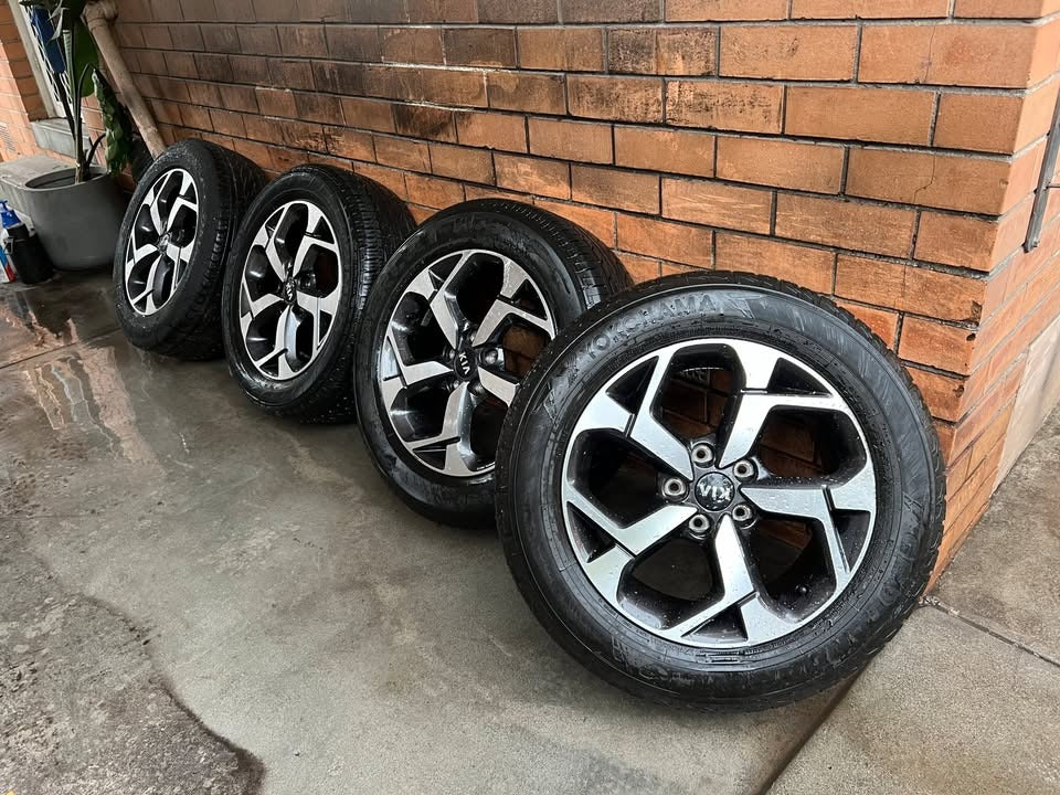 Kia Sorento 17” Alloy Wheels with Excellent Tyres
