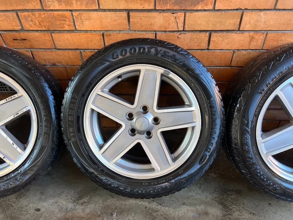Jeep Patriot 17" Alloy Wheels with Goodyear Tyres