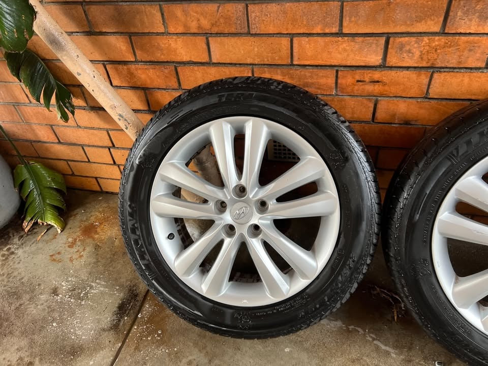 Hyundai 18" Alloy Wheels with Excellent Tyres