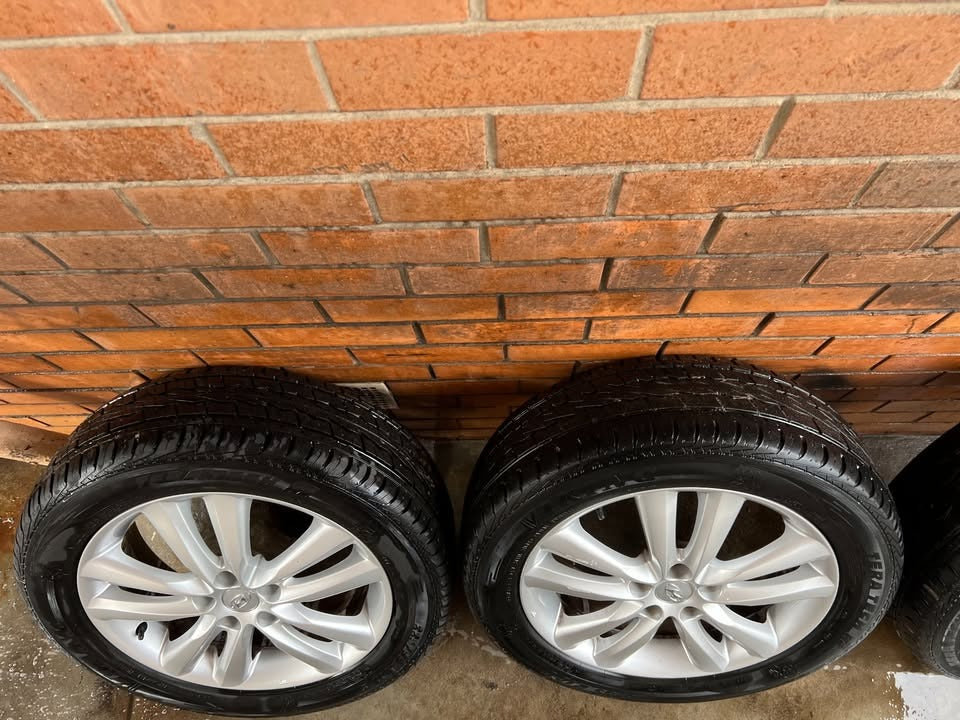 Hyundai 18" Alloy Wheels with Excellent Tyres